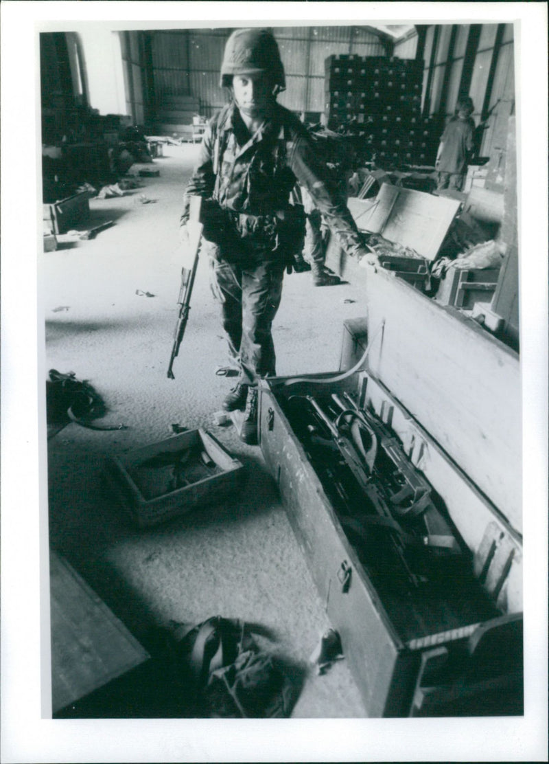 Soldat bredvid och öppen låda med AK-74 gevär - Vintage Photograph