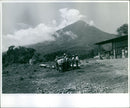 En grupp män i hattar står vid bergssluttning i Guatemala - Vintage Photograph