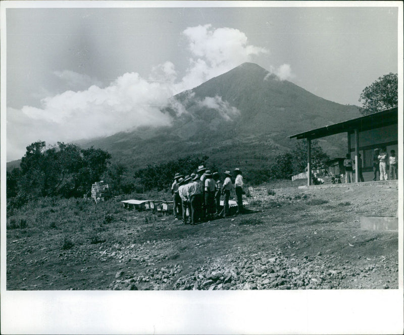 En grupp män i hattar står vid bergssluttning i Guatemala - Vintage Photograph