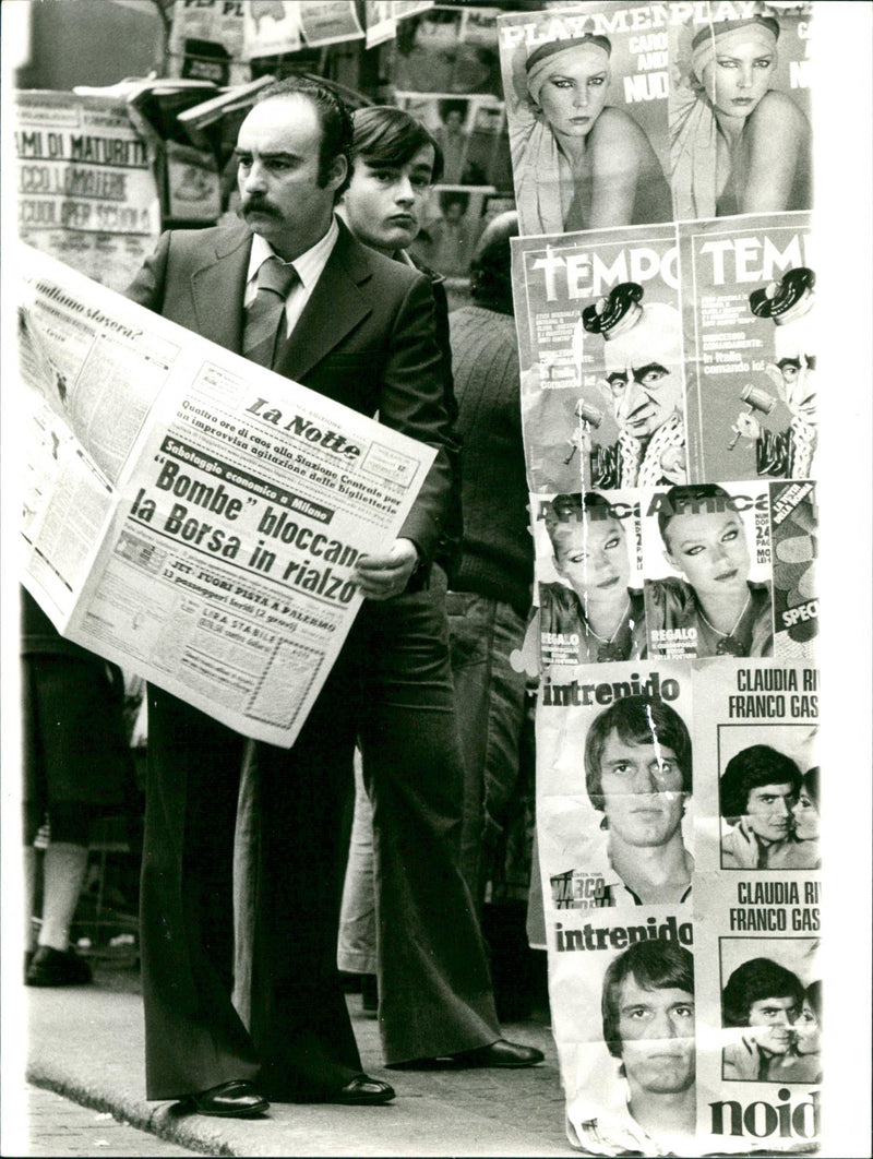 Newspaper reading Italian - Vintage Photograph