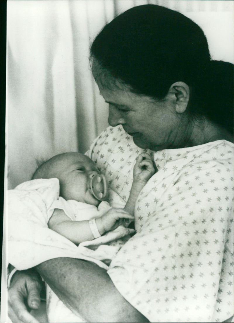 Ein Baby im Haus - Vintage Photograph