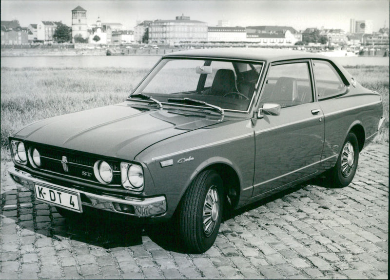 TOYOTA CARINA 1600 - Vintage Photograph