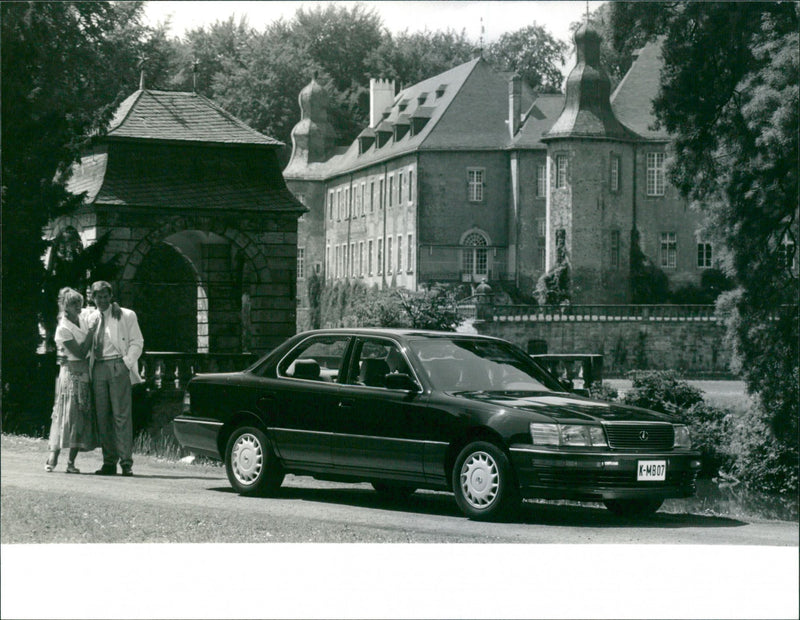 Toyota Lexus LS 400 - Vintage Photograph