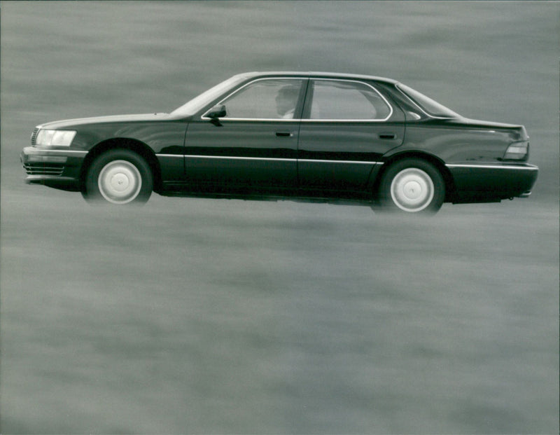 Toyota Lexus LS 400 - Vintage Photograph