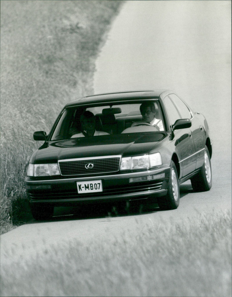 Toyota Lexus LS 400 - Vintage Photograph