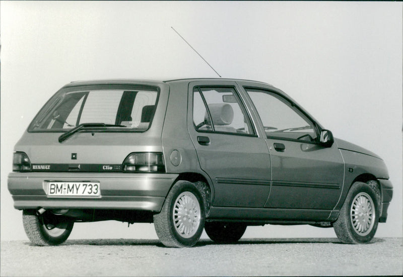 Renault 9101 Renault Clio RT 1.4 - Vintage Photograph