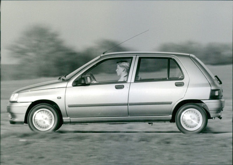 Renault 9101 Renault Clio RT 1.4 I - Vintage Photograph