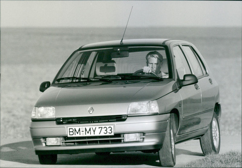 Renault 9101 Renault Clio RT 1.4 1 - Vintage Photograph