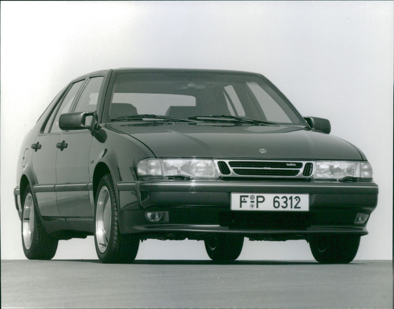 Saab 9000, CS 2.3 Turbo S,  Model  Jahr 1992 - Vintage Photograph