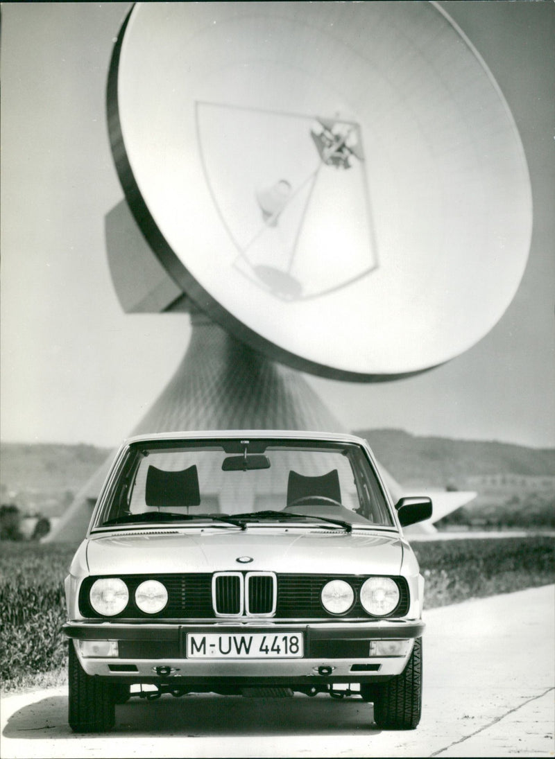 The new BMW 5 series - BMW 518, BMW 520i, BMW 525i and BMW 528i - Vintage Photograph