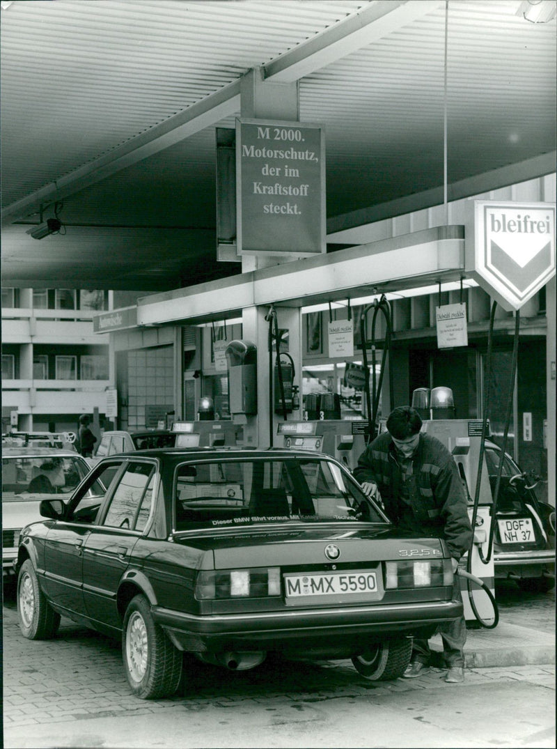 1985 BMW 325e - Vintage Photograph