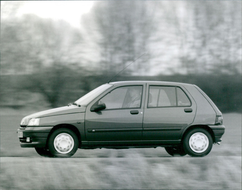 Renault Clio 1.4 RT - Vintage Photograph