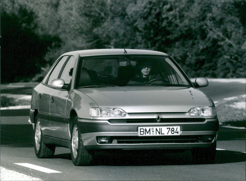 Renault Safrane RXE V6i - Vintage Photograph