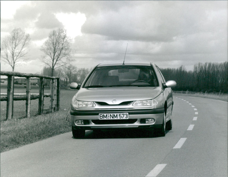 Renault Laguna RXE 2.0 - Vintage Photograph