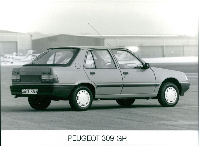 1986 Peugeot 309 GR - Vintage Photograph