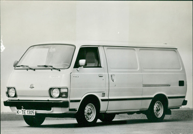 TOYOTA HI-ACE (truck) - Vintage Photograph