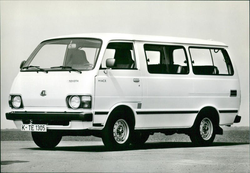 TOYOTA HI-ACE WAGON (car) - Vintage Photograph