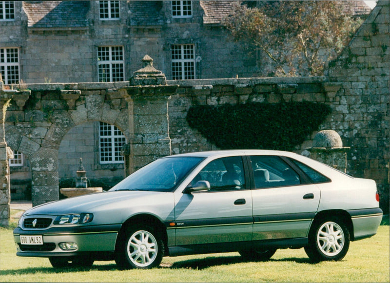 Renault Safrane - Vintage Photograph