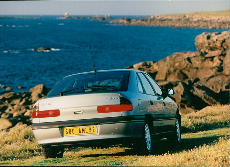 Renault Safrane - Vintage Photograph