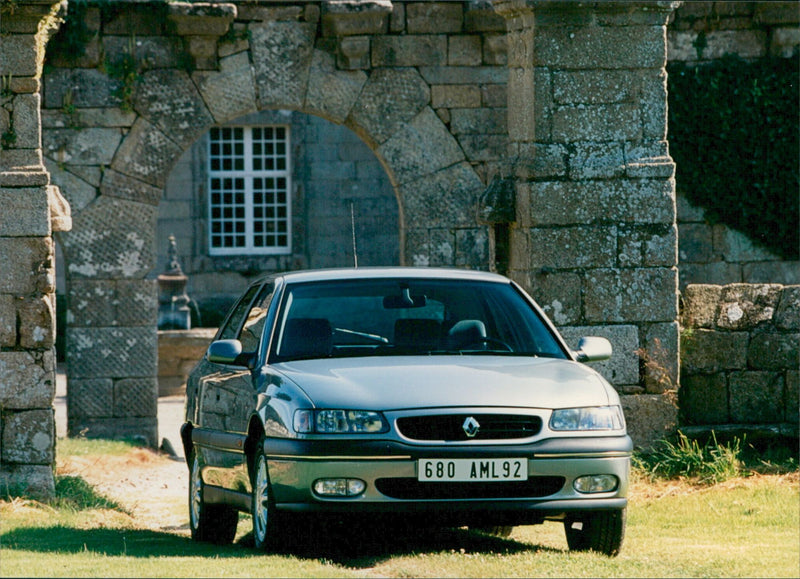 Renault Safrane - Vintage Photograph