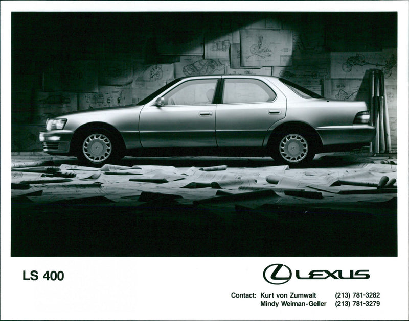 LEXUS LS 400 - Vintage Photograph