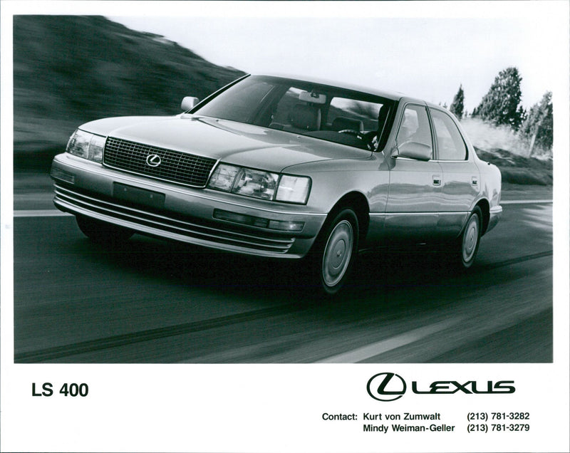 LEXUS LS 400 - Vintage Photograph