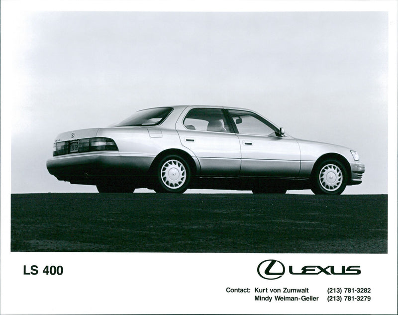 LEXUS LS 400 - Vintage Photograph