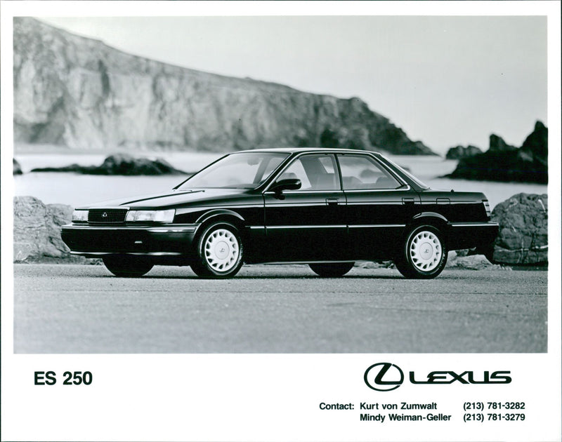 LEXUS ES 250 - Vintage Photograph