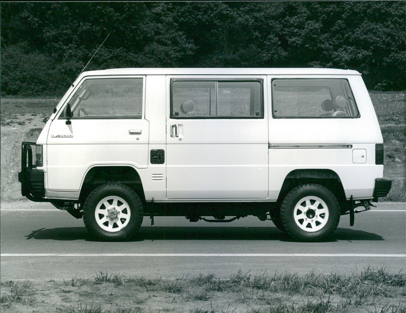 Mitsubishi L 300 - Vintage Photograph