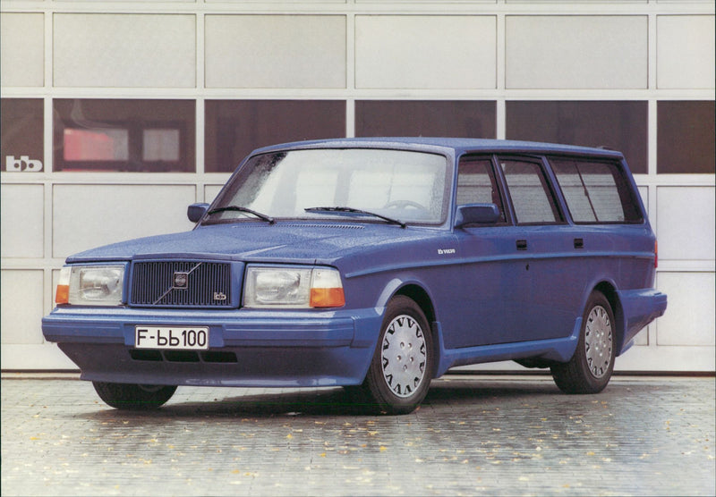 bb Volvo 240 station wagon - Vintage Photograph