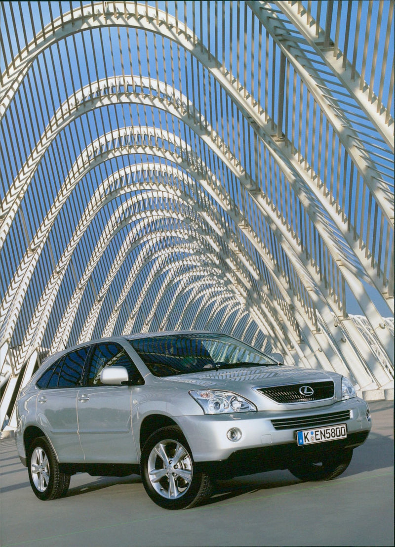 2005 Lexus RX 400h - Vintage Photograph