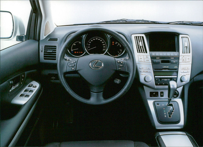 2005 Lexus RX 400h - Vintage Photograph