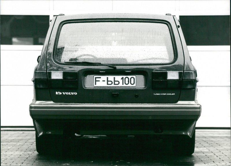 bb Volvo 240 station wagon - Vintage Photograph