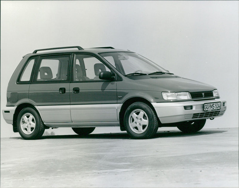 Mitsubishi Space Runner 1800 GLXi - Vintage Photograph