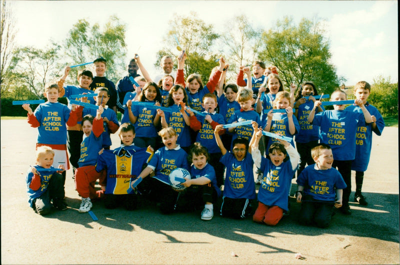 " CHOOL 6-8 Hool ETER FE flowers for " Chelsea show " st . Albons 11.5.98 L - - Vintage Photograph