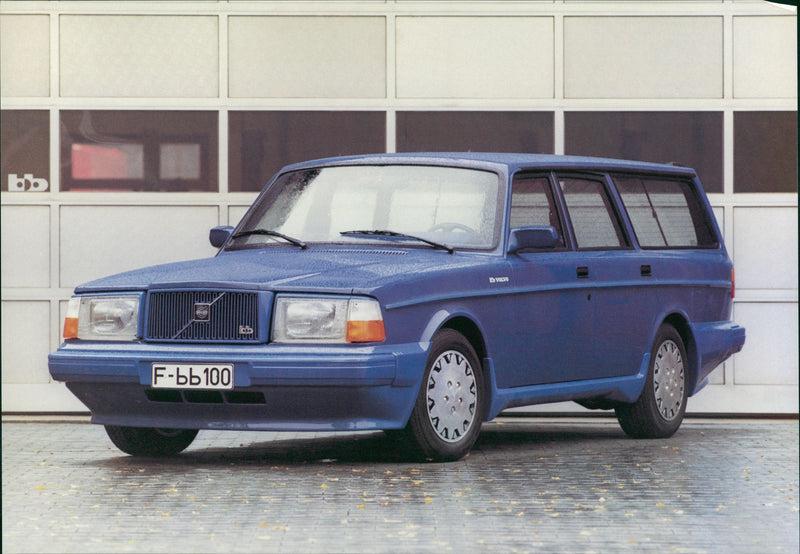 bb Volvo 240 station wagon - Vintage Photograph