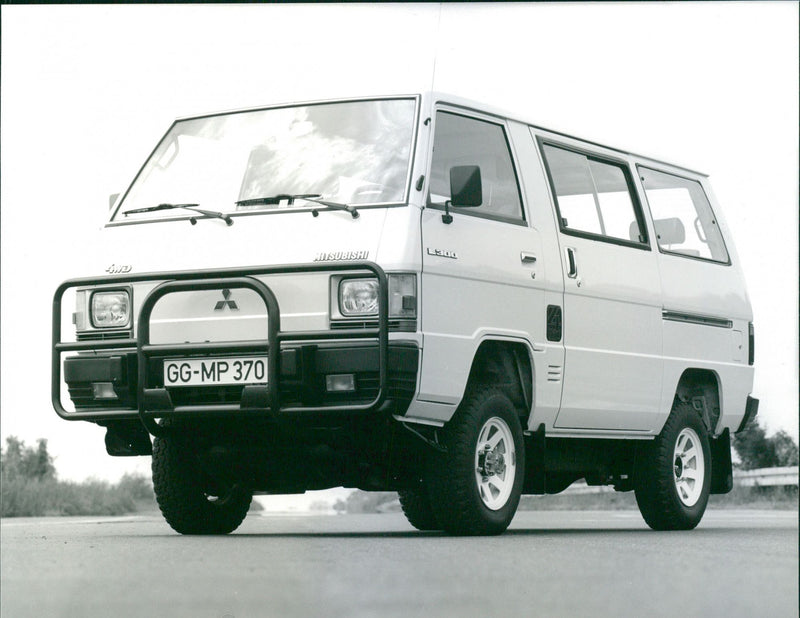 Mitsubishi L 300 all-wheel drive - Vintage Photograph