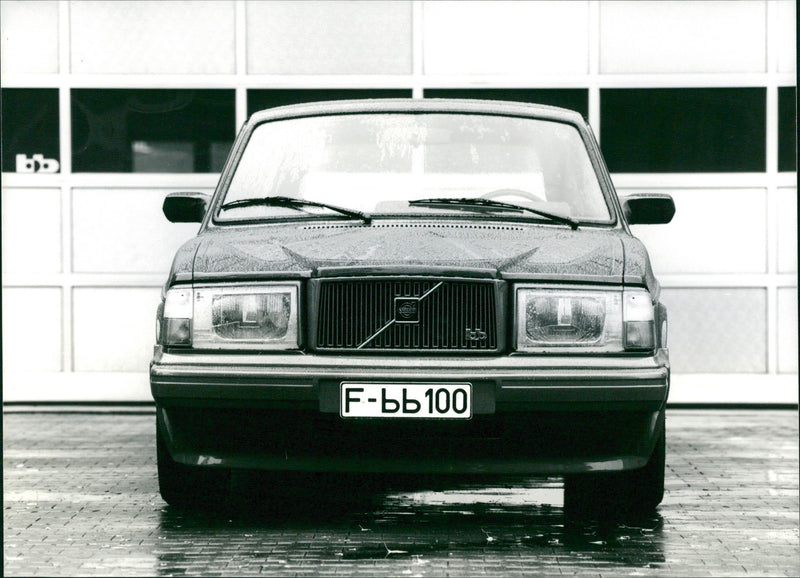 bb Volvo 240 station wagon - Vintage Photograph