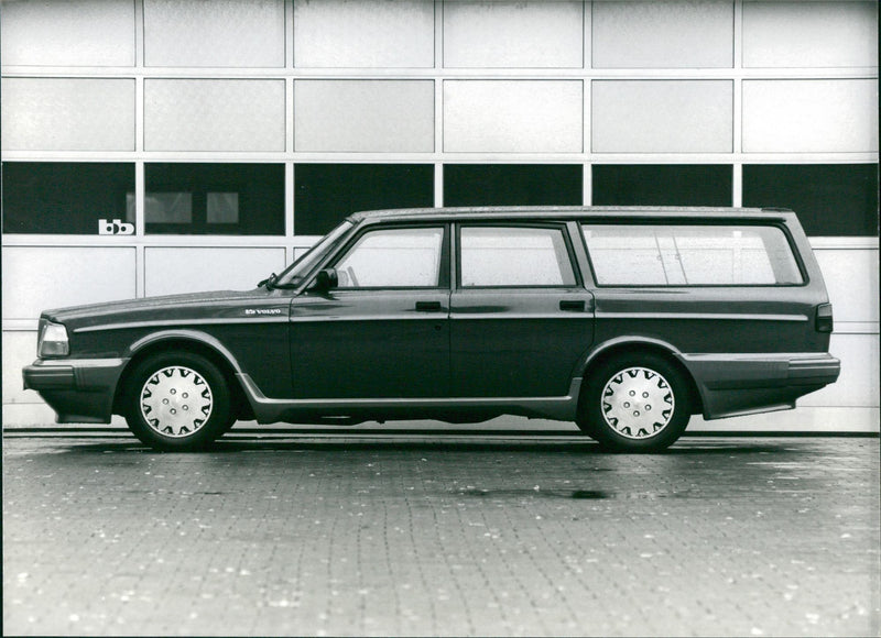 bb Volvo 240 station wagon - Vintage Photograph