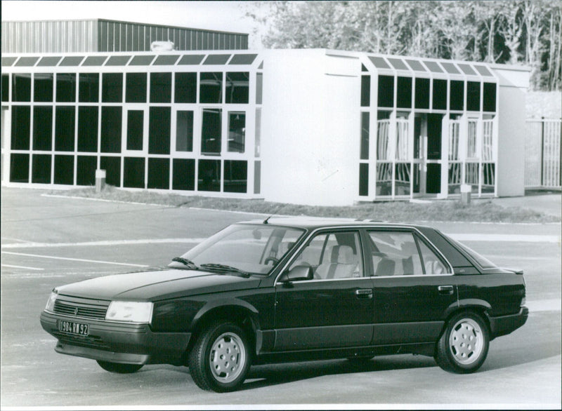 Renault 25 - Vintage Photograph