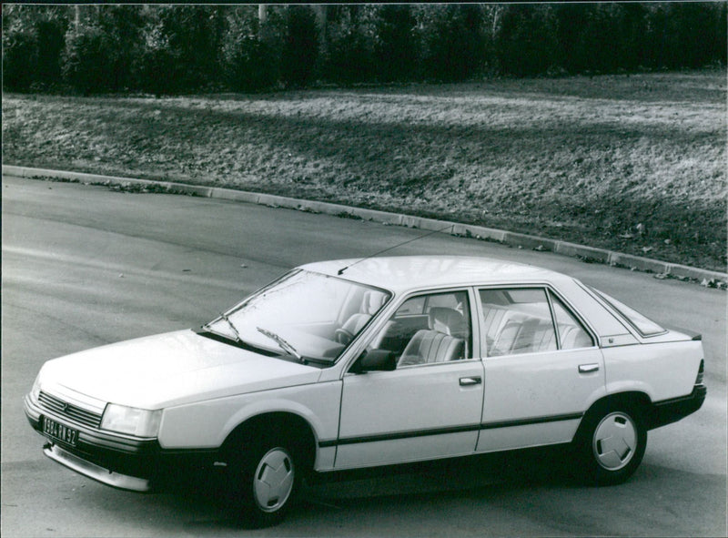 Renault 25 - Vintage Photograph