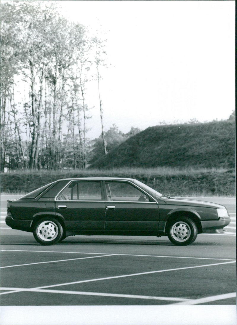 Renault 25 - Vintage Photograph