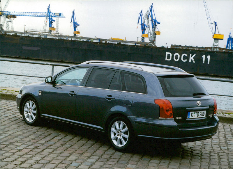 Toyota Avensis 2.2 D-CAT - Vintage Photograph