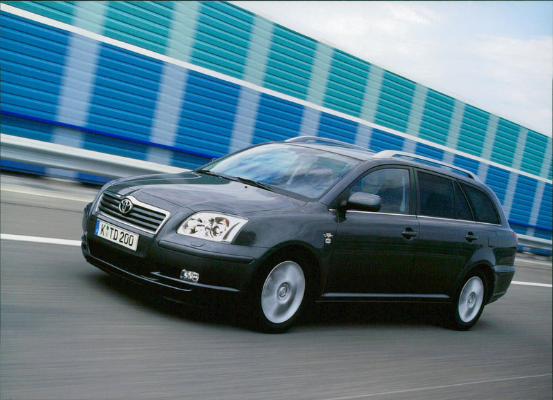 Toyota Avensis 2.2 D-CAT - Vintage Photograph