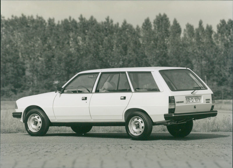 PEUGEOT 305 - Vintage Photograph