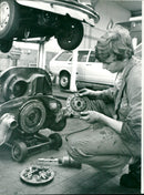 Überpfrüfen der Kupplungsscheibe - Vintage Photograph