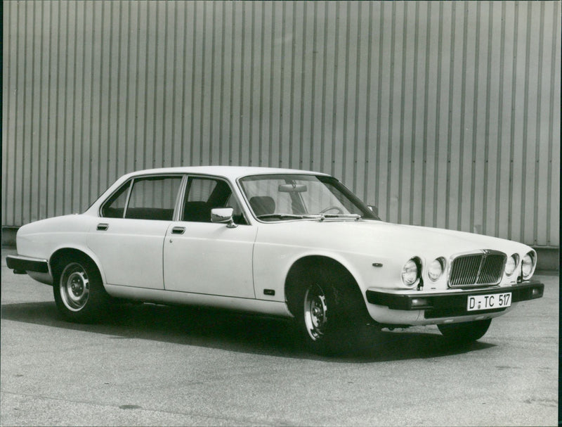 Leyland Jaguar / Daimler 4.2 Series II - Vintage Photograph