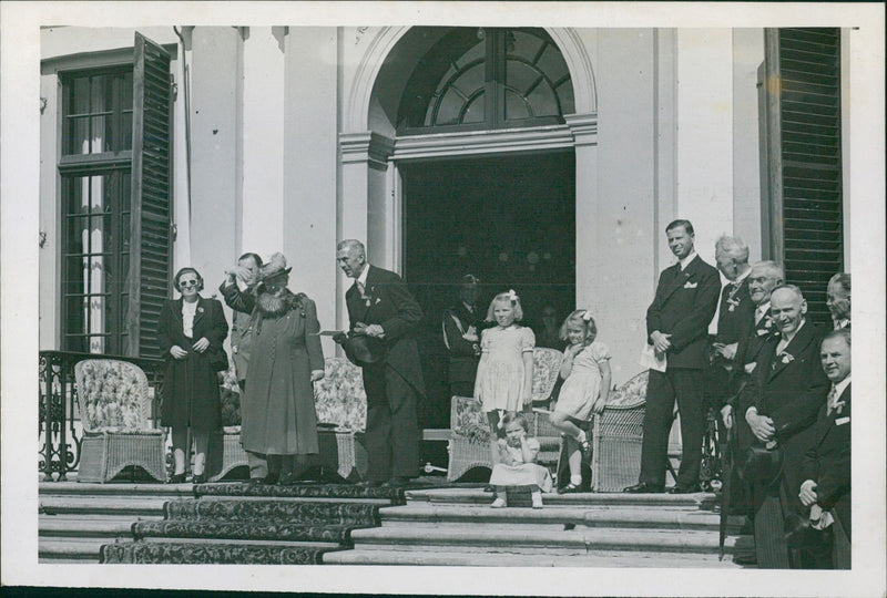 Queen Wilhelmina, Royal family and H. L. Sypkens - Vintage Photograph