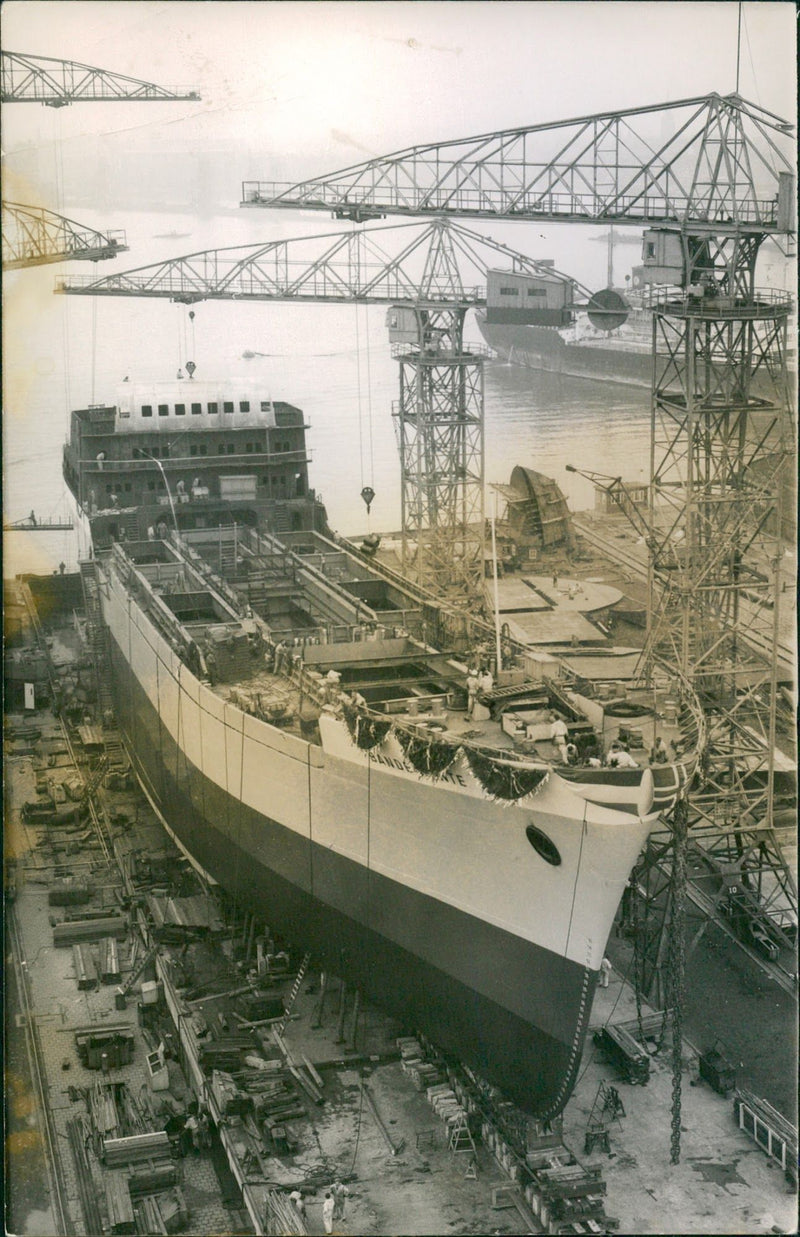 Building of the freight ship "Beinderante" - Vintage Photograph