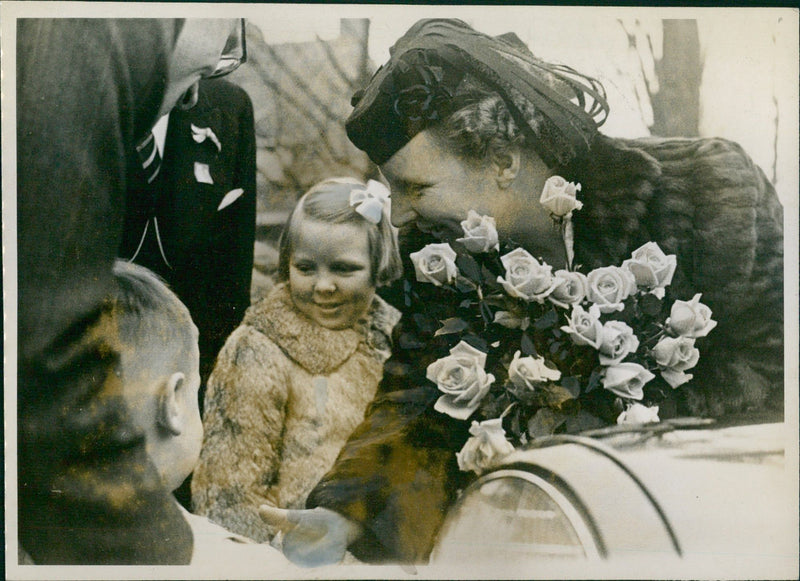 ELIMIS OKMER BROUGHT JULIA PADA PER YAG PRINKS - Vintage Photograph